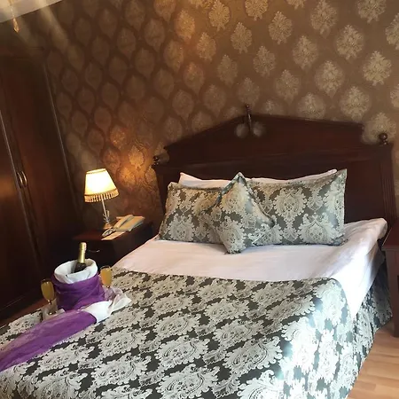 Club Rose Bay Hotel